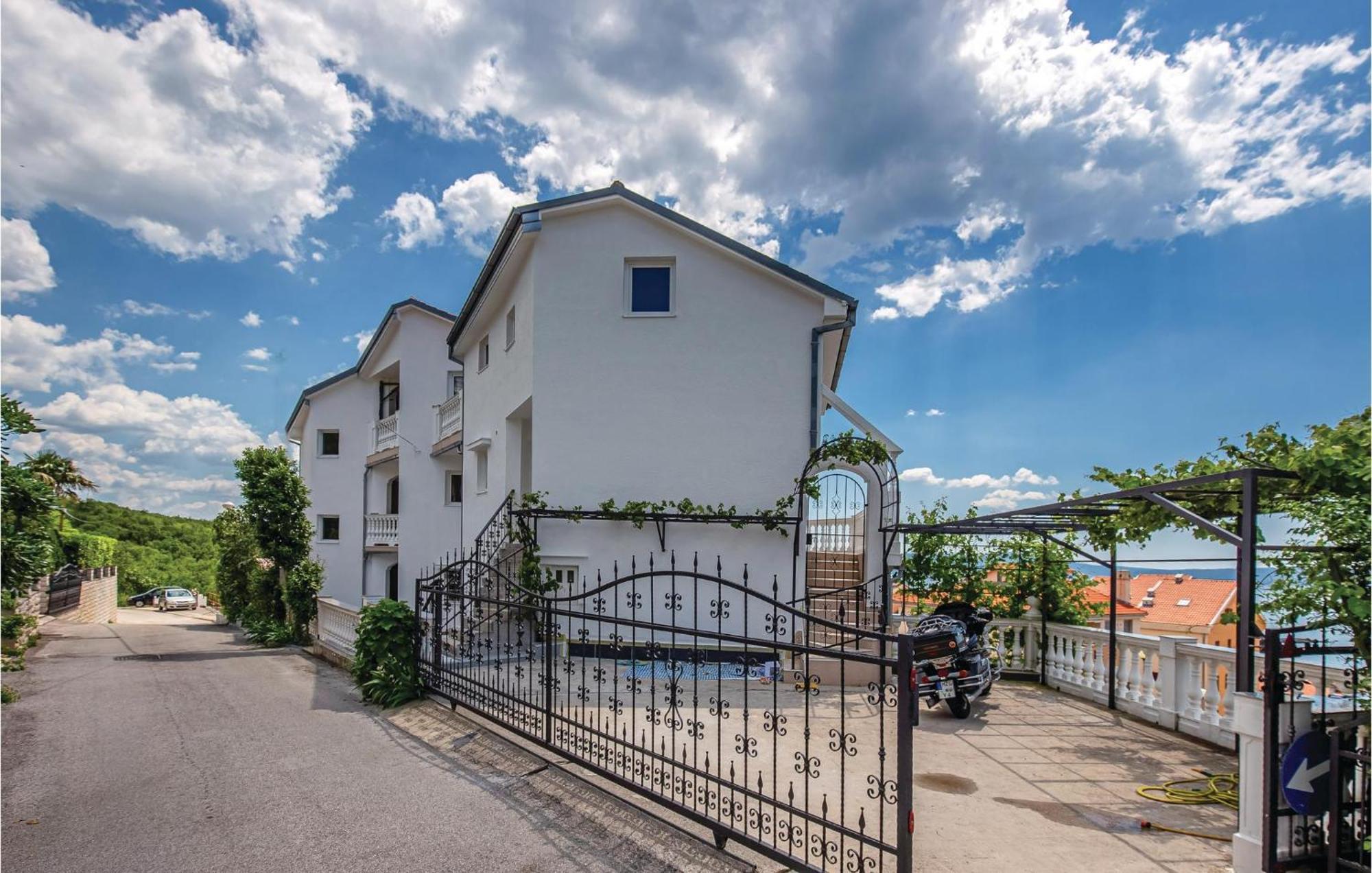 Nice Apartment In Crikvenica With Kitchen מראה חיצוני תמונה